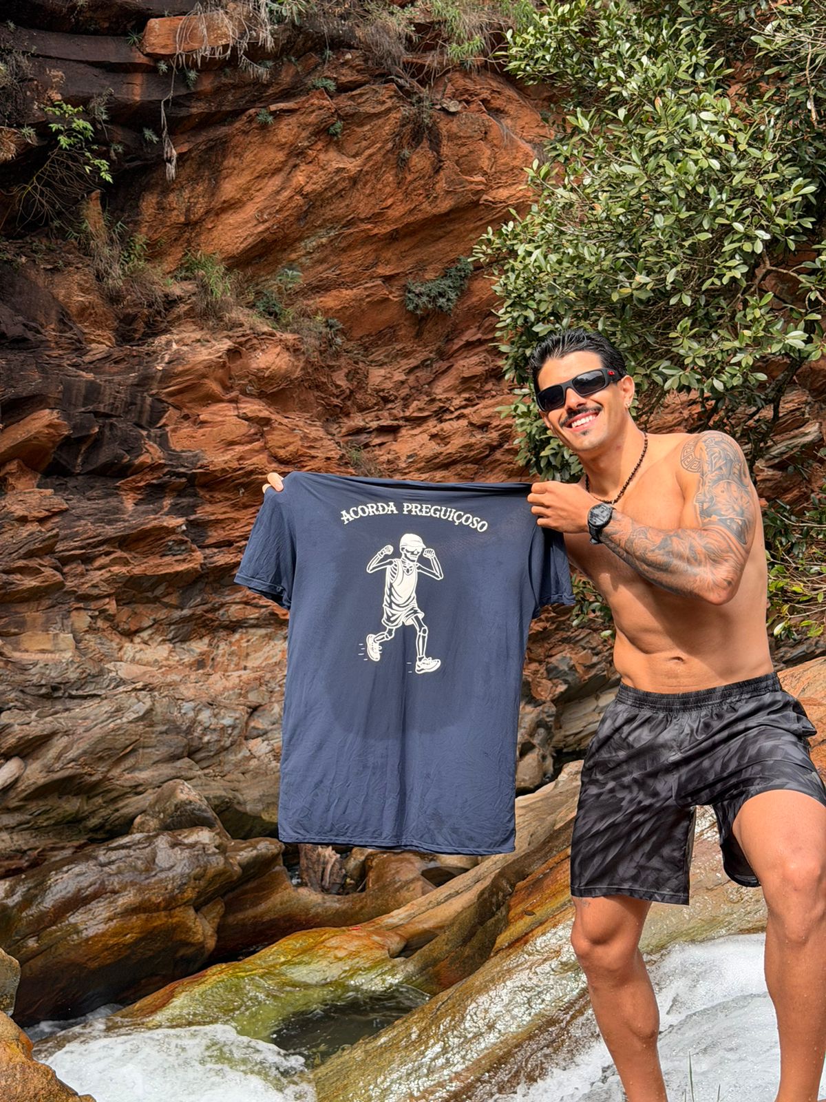 Fernando com a camiseta — costas